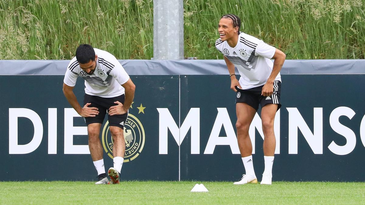 Ilkay Gündogan (l.) tut sich im Umgang mit der Coronakrise schwer Ilkay Gündogan (l.) tut sich im Umgang mit der Coronakrise schwer