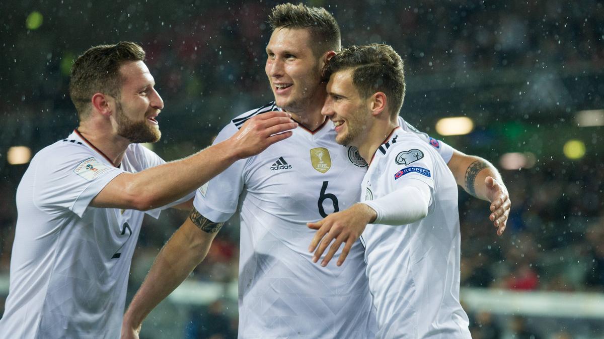 Shkodran Mustafi (l.) steht auf der Liste des FC Barcelona Shkodran Mustafi (l.) steht auf der Liste des FC Barcelona