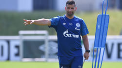 Dimitrios Grammozis begrüßt mit Yaroslav Mikhailov einen Trainingsgast beim FC Schalke 04