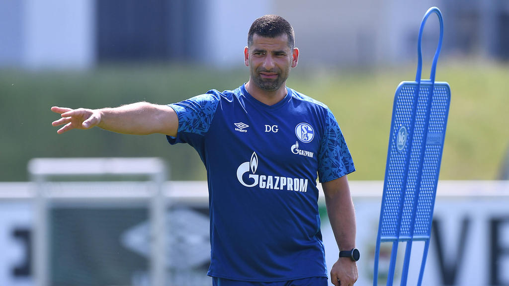 Dimitrios Grammozis hat mit dem FC Schalke 04 das Training aufgenommen