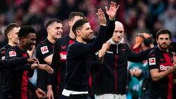 Leverkusens Trainer Xabi Alonso (m.) und seine Spieler feiern den Sieg gegen die TSG 1899 Hoffenheim