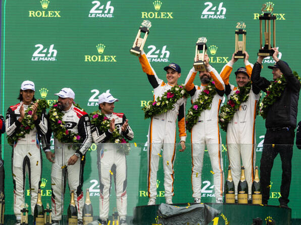 LMGT3-Podium in Le Mans: 1. Lietz/Schuring/Shahin, 2. Farfus/Gelael/Leung