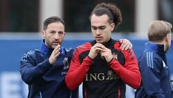 Arthur Theate (r.) neben Belgien-Coach Domenico Tedesco (l.)