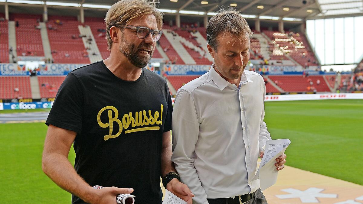 Kasper Hjulmand (r.) steht vor einer Unterschrift bei Bayer Leverkusen
