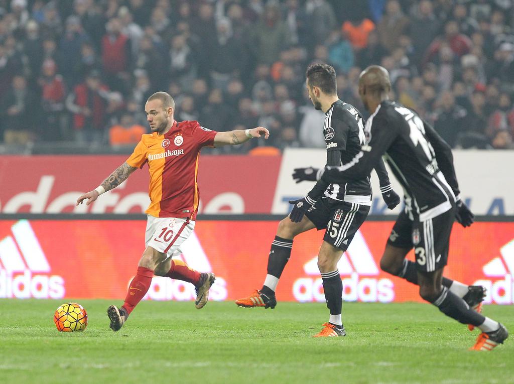 Wesley Sneijder legt aan voor een schot tijdens het competitieduel van Galatasaray op bezoek bij Besiktas. (14-12-2015)