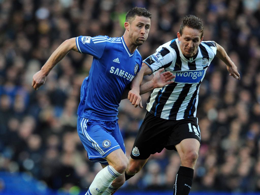 Gary Cahill (l.) en Luuk de Jong (r.) duelleren in de Premier League. (08-02-2014) Gary Cahill (l.) en Luuk de Jong (r.) duelleren in de Premier League. (08-02-2014)