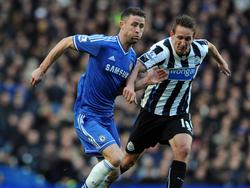 Gary Cahill (l.) en Luuk de Jong (r.) duelleren in de Premier League. (08-02-2014)