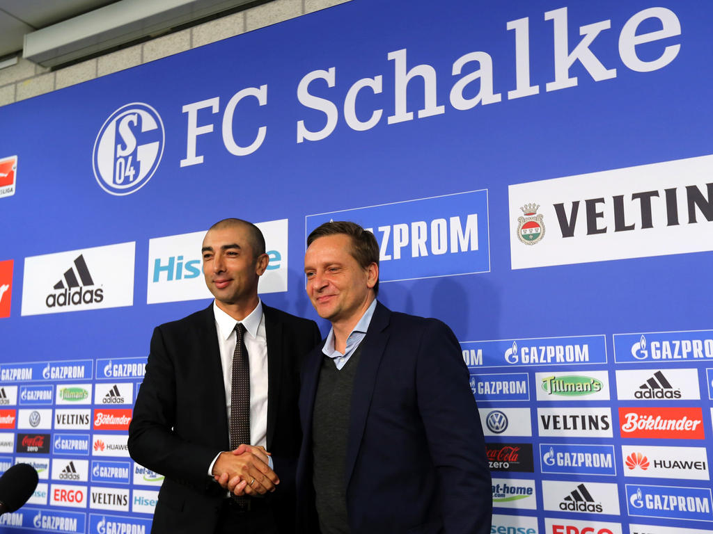 Schalkes Sportvorstand Horst Heldt (r.) ist stolz, mit Roberto Di Matteo einen neuen Chef zu präsentieren