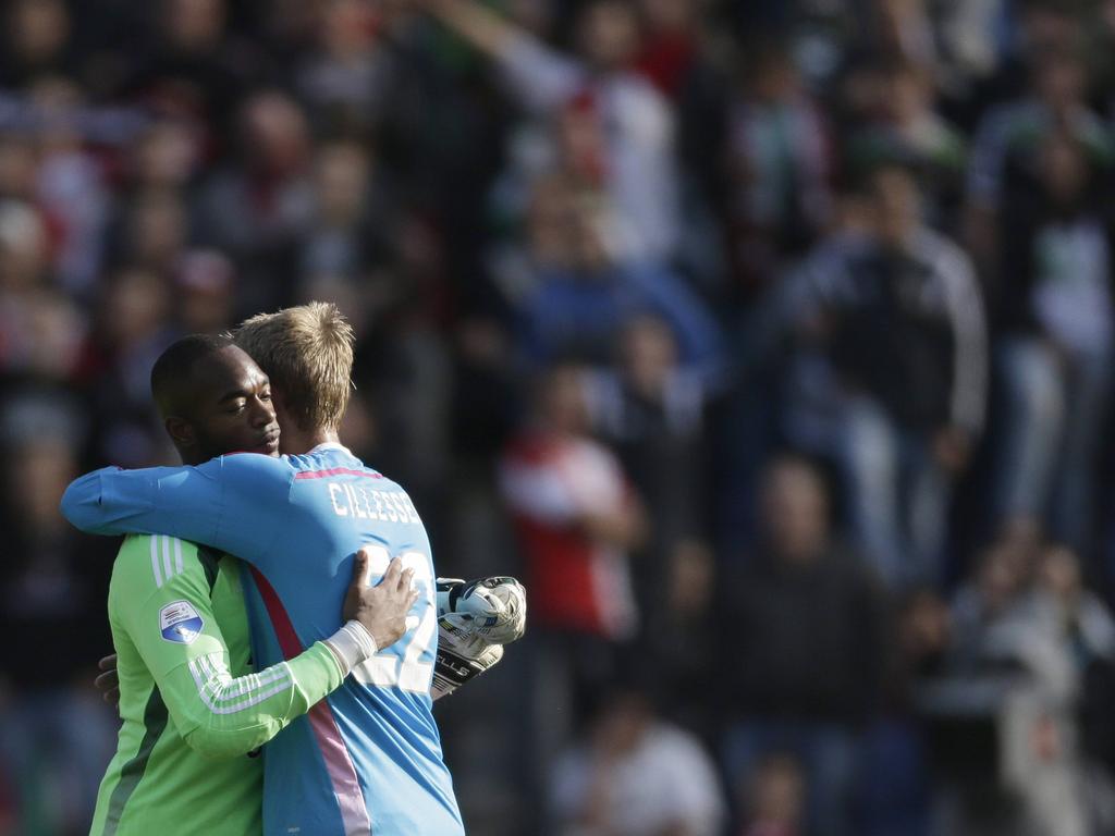 Kenneth Vermeer (l.) en Jasper Cillessen (r.) geven elkaar een knuffel na afloop van Feyenoord - Ajax. Foto van de Week. (21-09-2014)