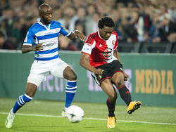 Miquel Nelom (r.) kan zelfs onder druk van Jody Lukoki de bal voor krijgen in de wedstrijd Feyenoord - PEC Zwolle. (01-11-2014)
