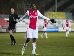 Queensy Menig is meer dan tevreden met zijn treffer tegen VVV-Venlo. De aanvaller van Jong Ajax scoort de 3-0. (01-12-2014)