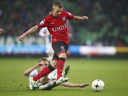 Met een sliding probeert Maikel Kieftenbeld (l.) de bal te ontfutselen bij Daley Sinkgraven (r.) tijdens FC Groningen - sc Heerenveen. (07-12-2014)