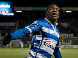 Sheraldo Becker gaat uit zijn dak nadat hij tegen FC Dordrecht zijn eerste doelpunt in de Eredivisie scoort. De huurling van Ajax maakt de 2-0 voor PEC Zwolle. (04-02-2015)