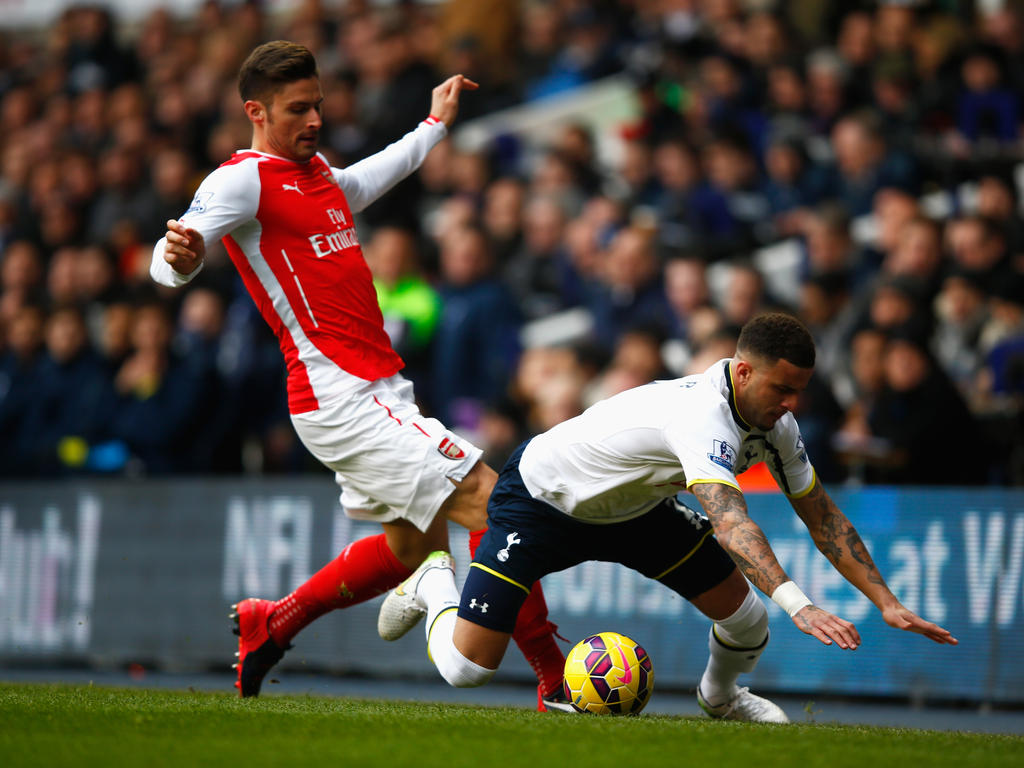 Olivier Giroud (l.) brengt Kyle Walker (r.) ten val tijdens het competitieduel Tottenham Hotspur - Arsenal. (07-02-2015)
