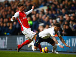 Olivier Giroud (l.) brengt Kyle Walker (r.) ten val tijdens het competitieduel Tottenham Hotspur - Arsenal. (07-02-2015)
