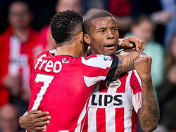 Memphis Depay omhelst Georginio Wijnaldum die PSV net op een 1-0 heeft gezet tegen PEC Zwolle (10-04-2015).