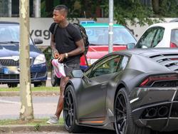 Eljero Elia, die in de Nederlandse media aan een vertrek naar Feyenoord wordt gelinkt, is klaar met trainen bij Werder Bremen. De aanvaller mag zich verheugen op een leuk ritje, aangezien hij zijn Lamborghini heeft meegenomen naar de training. (04-08-2015)