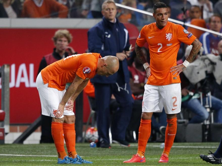 Het gaat mis bij Arjen Robben (l.). De sterspeler van het Nederlands elftal grijpt naar zijn lies tijdens Nederland - IJsland en moet zich laten behandelen. (03-09-2015)