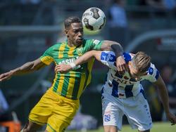 ADO-speler Ruben Schaken (l.) vecht een duel uit met een speler van sc Heerenveen (08-05-2015).