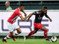 PSV-verdediger Joshua Brenet (l.) probeert Excelsior-aanvaller Terell Ondaan (r.) van de bal te krijgen. (24-09-2016)