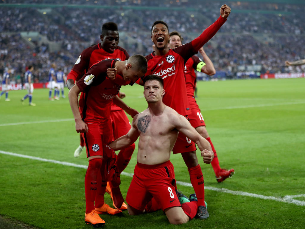 Jovic celebrando su golazo contra el Schalke. (Foto: Getty)