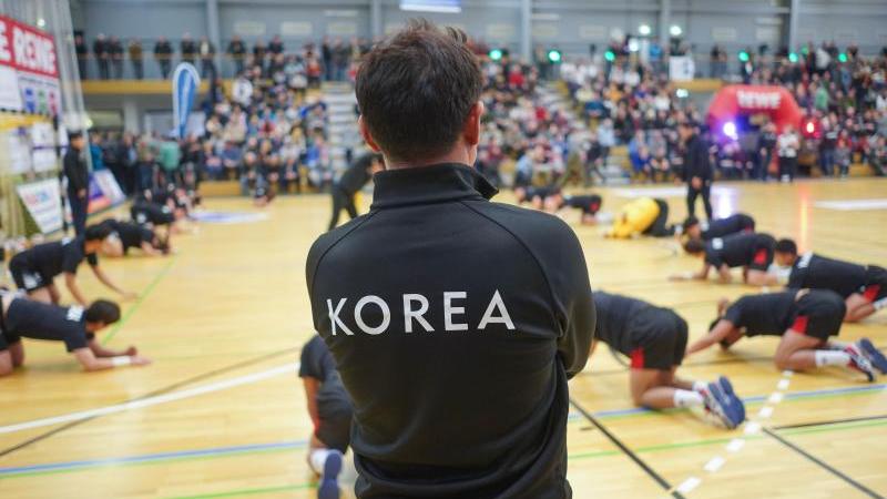 Vier nordkoreanische Spieler ergänzen den südkoreanischen Kader aus 16 Akteuren Vier nordkoreanische Spieler ergänzen den südkoreanischen Kader aus 16 Akteuren