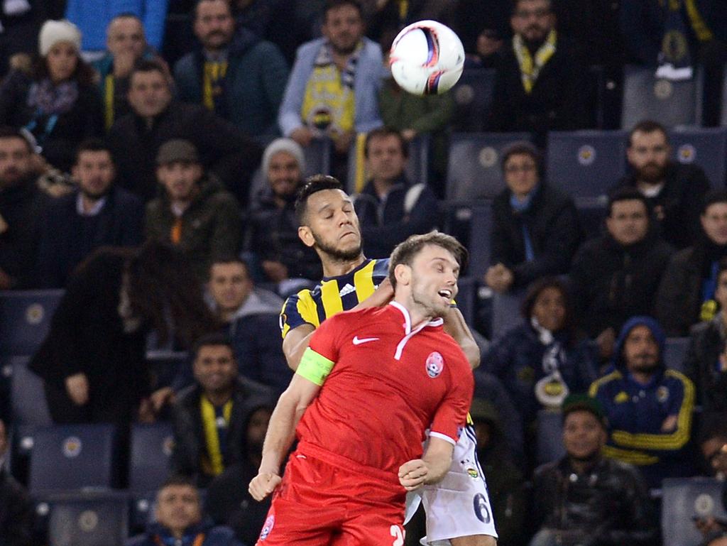 Souza (l.) wint het kopduel van Oleksandr Karavayev (r.) tijdens de Europa League-wedstrijd tussen Fenerbahçe en Zorya Lugansk. (24-11-2016)
