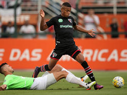 David Neres (r.) snelt voorbij de tackle van Walter Guimaraes (l.). (11-12-2016)