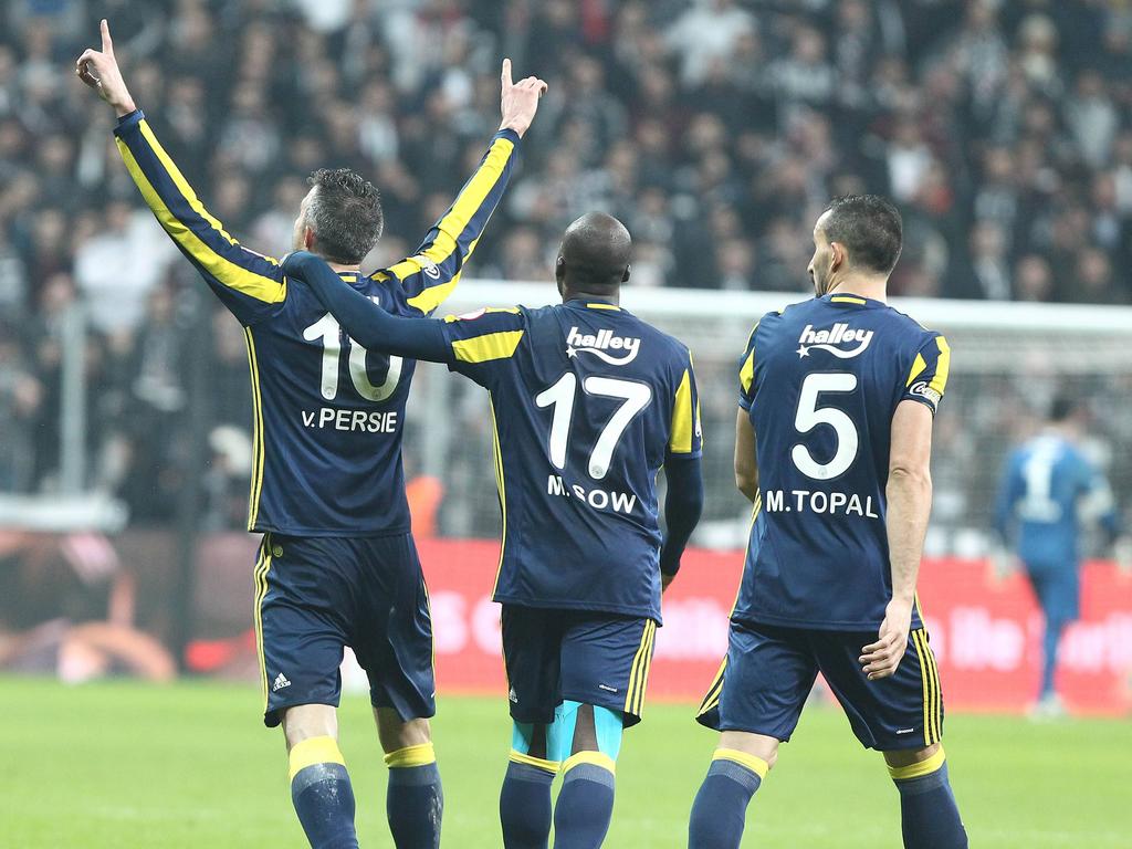 Robin van Persie (l.) laat zich zien in Turkije. De Nederlander scoort in de beker de 1-0 tegen aartsrivaal Beşiktaş. (05-02-2017)