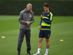 Arsène Wenger hablando con Granit Xhaka durante el entrenamiento. (Foto: Getty)