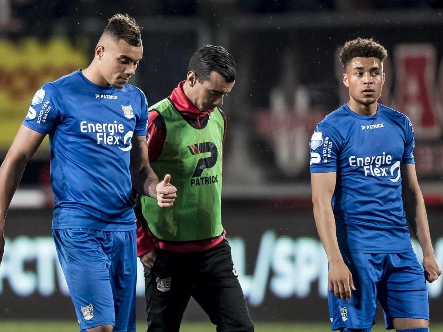 Jay-Roy Grot (l.), Ali Messaoud (m.) en Arnaut Groeneveld (r.) druipen teleurgesteld af na de 3-0 nederlaag van NEC op bezoek bij FC Twente. (15-04-2017)