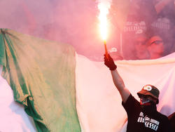 Ein Anhänger der Wolfsburger beim Auswärtsspiel in Leverkusen