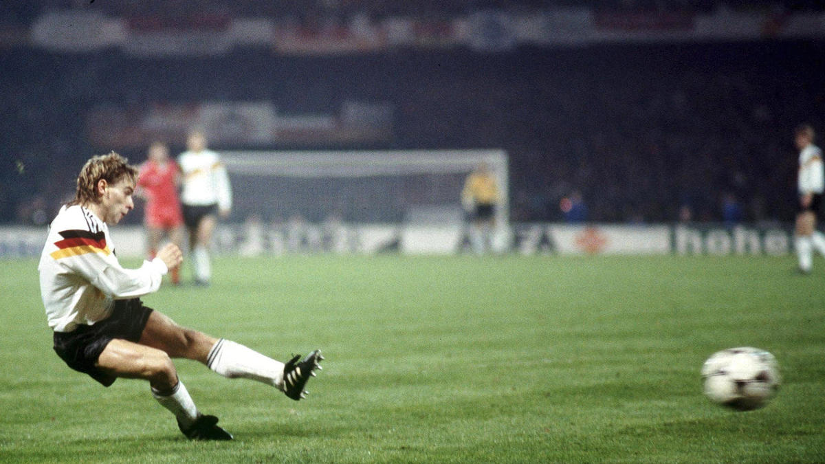 Thomas Häßler versteigert sein Finaltrikot von 1990 für einen guten Zweck Thomas Häßler versteigert sein Finaltrikot von 1990 für einen guten Zweck