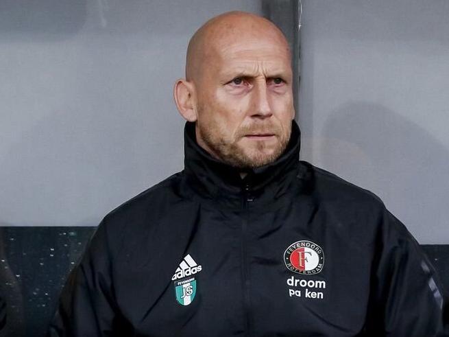 Stam abandona el banquillo del Feyenoord.