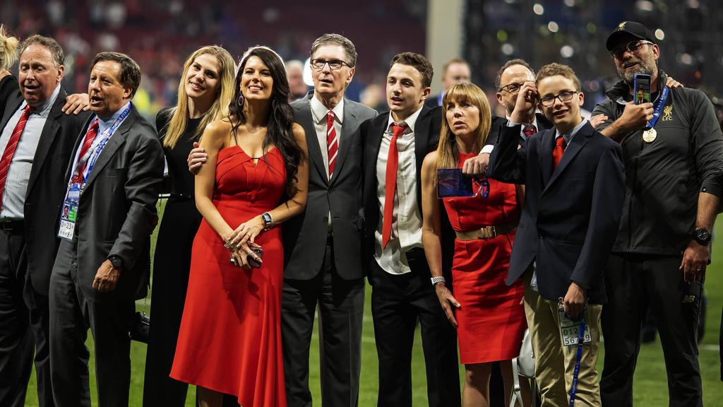 John W. Henry (M., grauer Anzug) und die FSG wollen den FC Liverpool für viel Geld verkaufen John W. Henry (M., grauer Anzug) und die FSG wollen den FC Liverpool für viel Geld verkaufen
