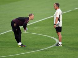 Bundestrainer Hansi Flick (r.) rechnet mit einem starken Manuel Neuer bei seiner Rückkehr
