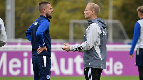 Dominick Drexler (l.) ist bei Karel Geraerts seit Wochen hintendran