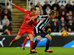 Siem de Jong (r.) krijgt bij Newcastle United weer eens een basisplaats. In het duel met Liverpool schermt hij de bal van Lucas Leiva (l.) af. (06-12-2015)