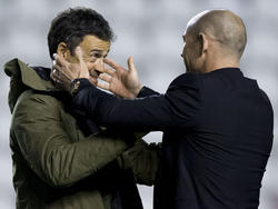 Paco Jémez (dcha.) abraza a Luis Enrique antes del comienzo del partido. (Foto: Getty)