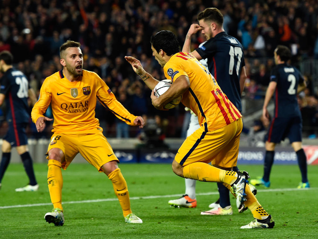 Luis Suárez y Jordi Alba celebran el gol del 1-1. (Foto: Getty)