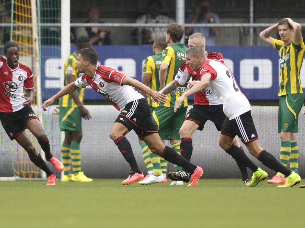 Feyenoord is door het dolle heen nadat Mitchell te Vrede in de blessuretijd de 0-1 tegen de touwen kopt tijdens ADO Den Haag - Feyenoord. (10-08-2014)