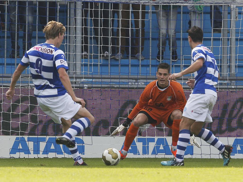 Joshua Smits (m.) brengt redding op een poging van Vincent Vermeij (l.) tijdens het competitieduel De Graafschap - NEC Nijmegen. (28-09-2014)
