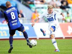 Gjermund Åsen (r.) lost een schot op doel tijdens het duel tussen Stabaek IF en en Ranheim IL. (09-06-2013)