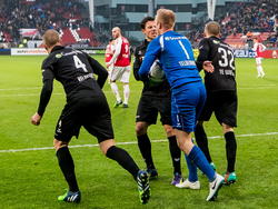 Doelman Dennis Telgenkamp (m.) wordt bedankt door zijn medespelers, want hij heeft zojuist bij een 1-1 stand een penalty van Yassin Ayoub gekeerd. (07-12-2014)