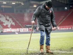 Een terreinknecht probeert voorafgaand Jong FC Twente - RKC Waalwijk het veld nog enigszins te prepareren. (02-02-2015). 