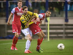 Vitesse-middenvelder Davy Pröpper en AZ-verdediger Simon Poulsen vechten een onderling duel uit. (13-03-2015)