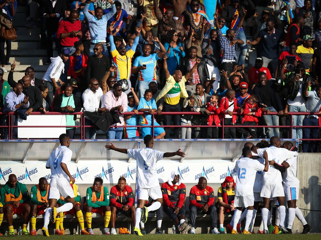 Ergens in het groepje spelers (r.) staat Jordan Botaka, speler van Exelsior. De aanvaller heeft zojuist zijn eerste interlanddoelpunt gemaakt voor DR Congo, in de oefeninterland tegen Kameroen. (09-06-2015)