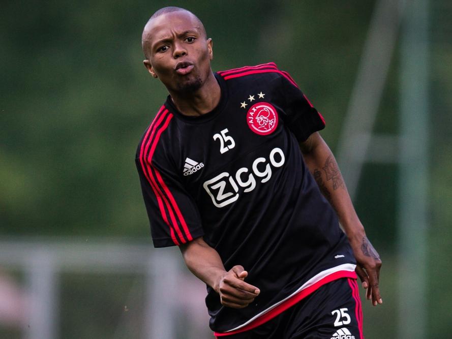 Thulani Serero moet even uitblazen tijdens het trainingskamp van Ajax in Oostenrijk. (02-07-2015)