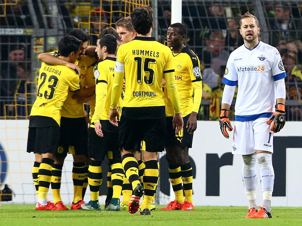 Die Spieler von Borussia Dortmund feiern eines ihrer sieben Tore