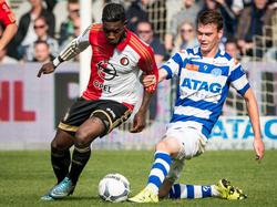 Eljero Elia (l.) duelleert met Bart Straalman (r.) tijdens het competitieduel De Graafschap - Feyenoord. (04-10-2015)